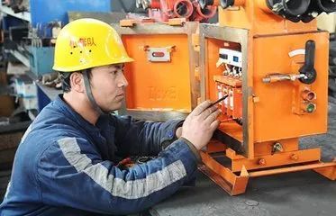 安全警鐘長鳴 電路檢修存風險，專業(yè)電工亦須防“觸電”